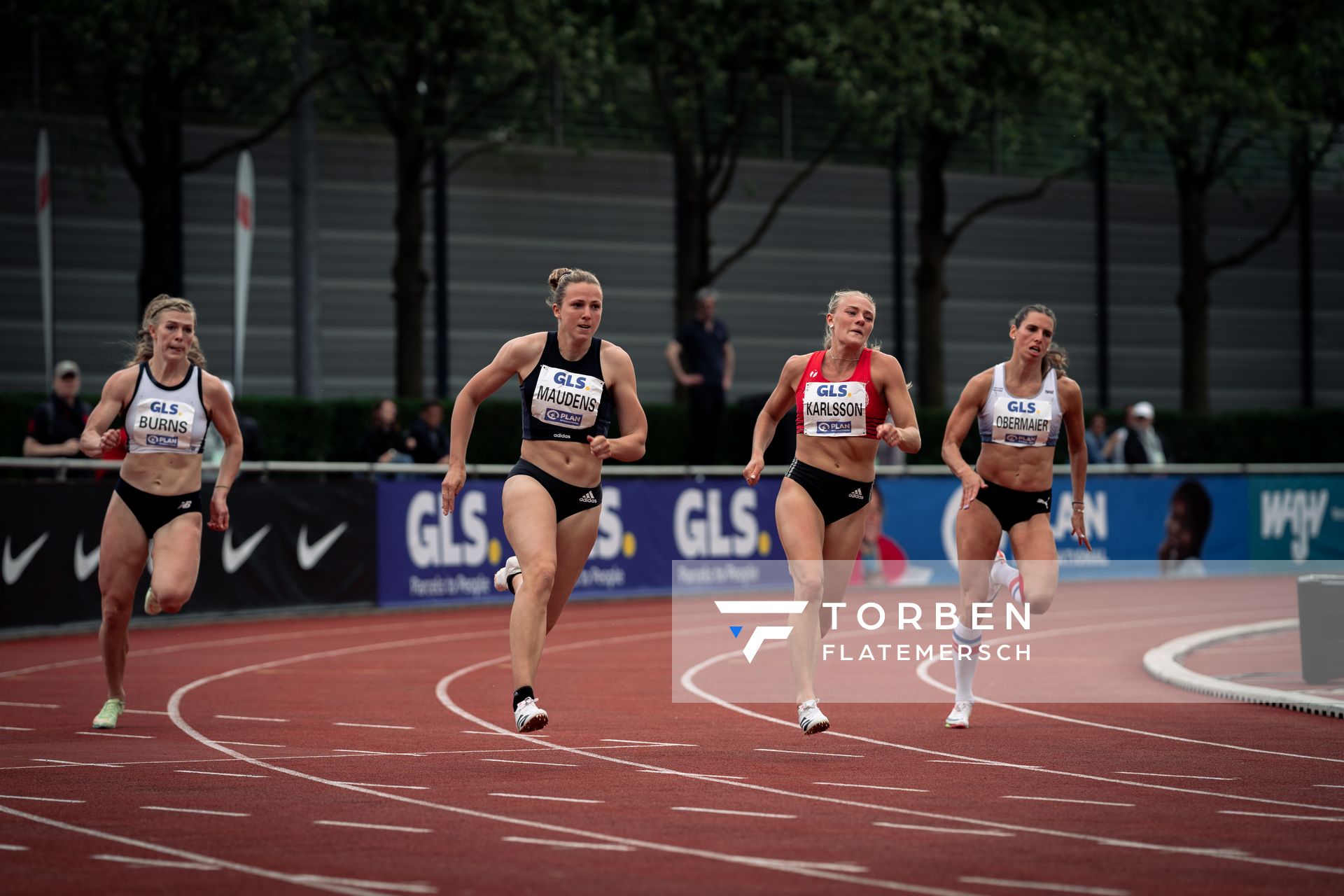 Shaina Burns (USA), Hanne Maudens (BEL), Lovisa Karlsson und Anna-Lena Obermaier (LG Telis Finanz Regensburg) ueber 200m am 07.05.2022 beim Stadtwerke Ratingen Mehrkampf-Meeting 2022 in Ratingen